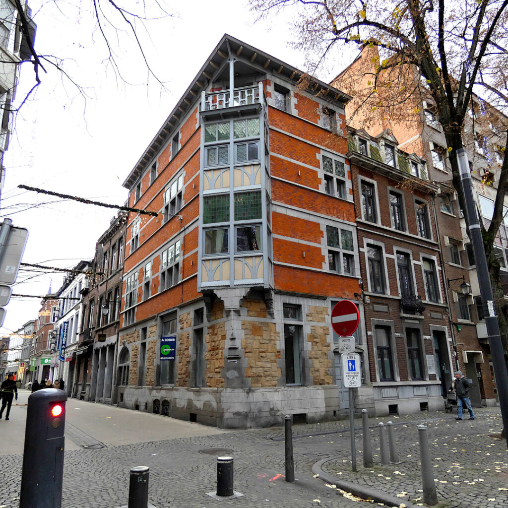 Décors sculptés d'Oscar Berchmans sur une maison de l'architecte Paul Jaspar.